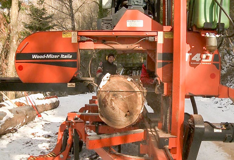 The mobile sawmill can work in forest